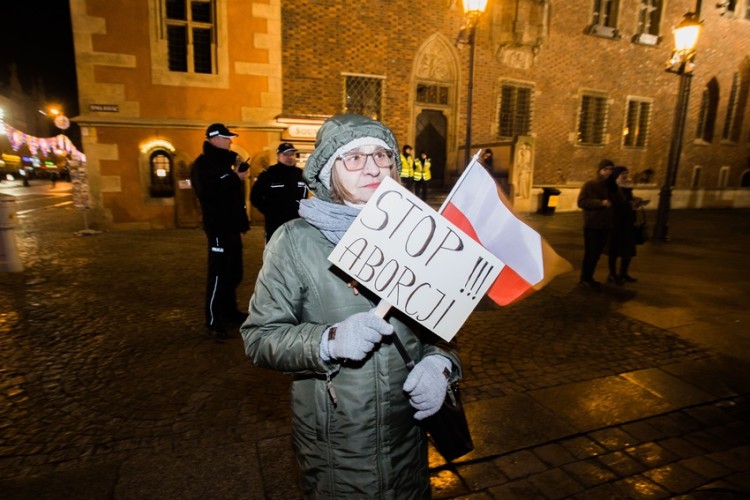 Kolejna pikieta proaborcyjna we Wrocławiu. „Czarny Protest” odwiedził cztery biura poselskie [DUŻO ZDJĘĆ], Magda Pasiewicz